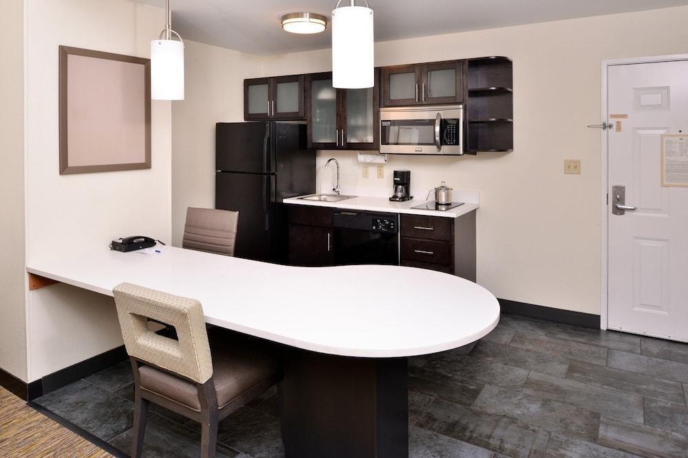 Candlewood Suites Winchester By Ihg Buitenkant foto